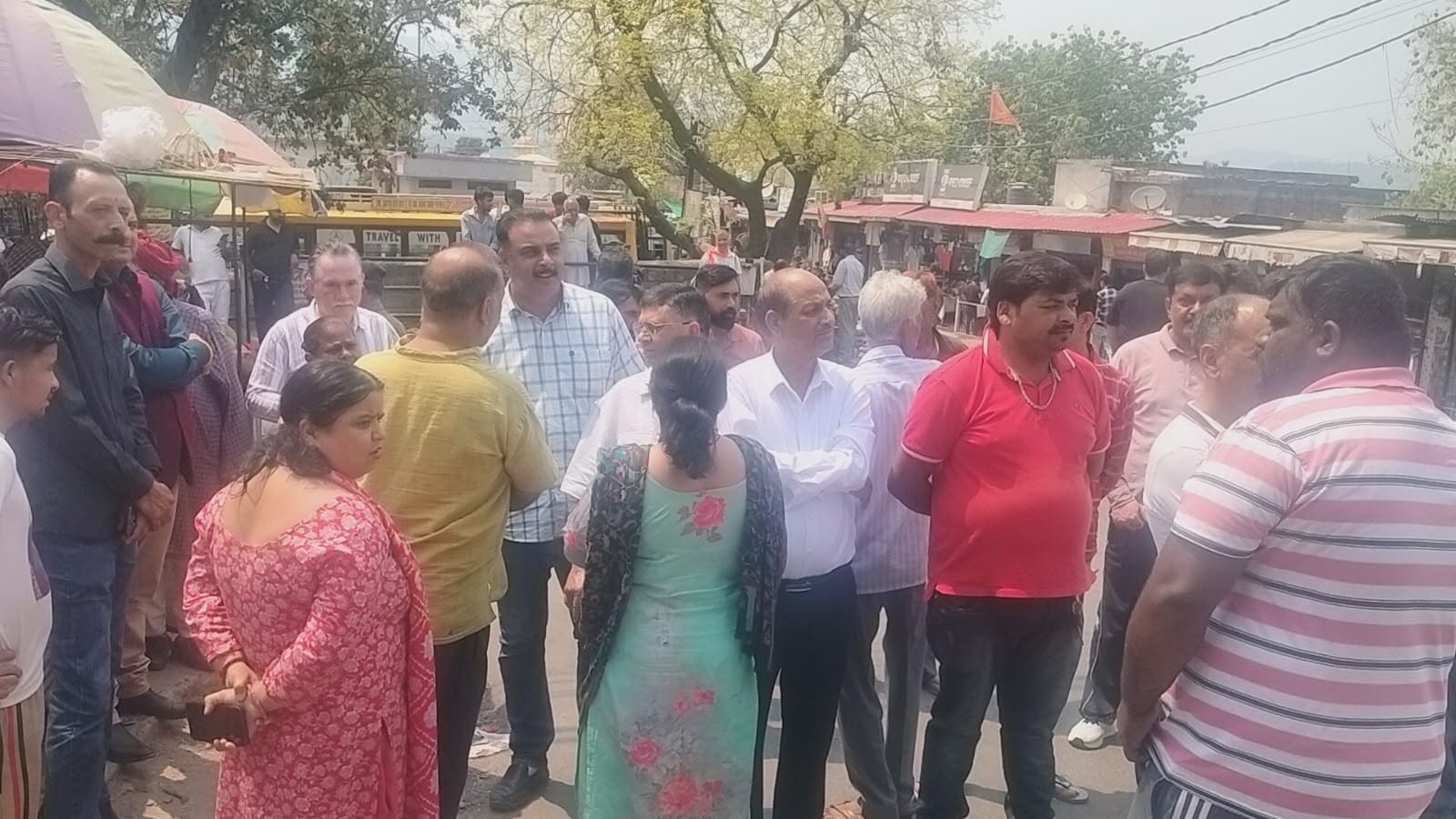 बस अड्डा के नजदीक  रोटरी चौक  पर लंबे समय से लग र ही  रेहड़ी फड़ी वालों पर कार्रवाई करते लोक नि