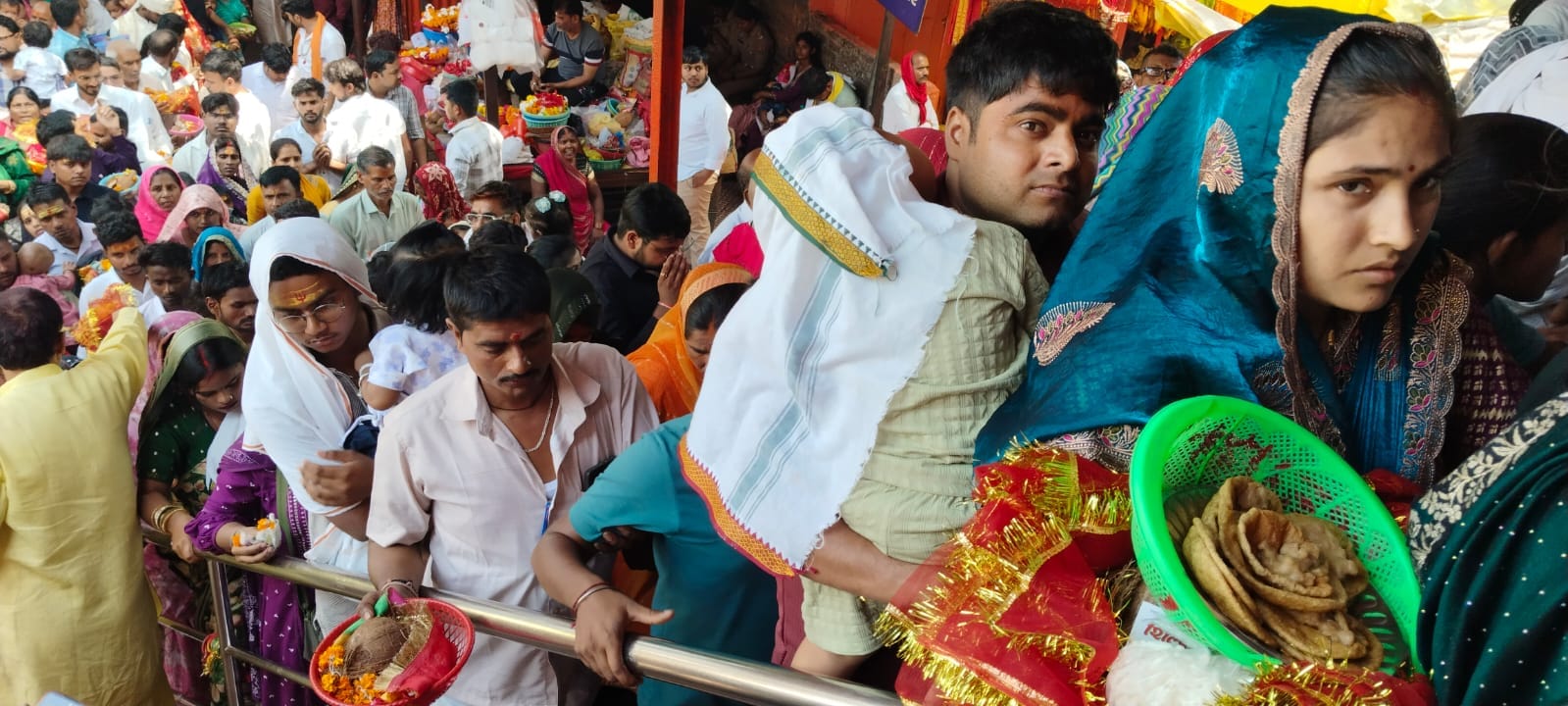 बुद्ध पूर्णिमा के मौके पर कडा के कुबरी घाट में स्नान करते श्रद्धालु