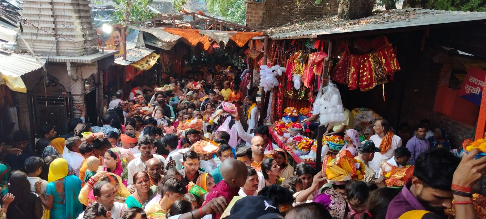 बुद्ध पूर्णिमा के मौके पर कडा के कुबरी घाट में स्नान करते श्रद्धालु