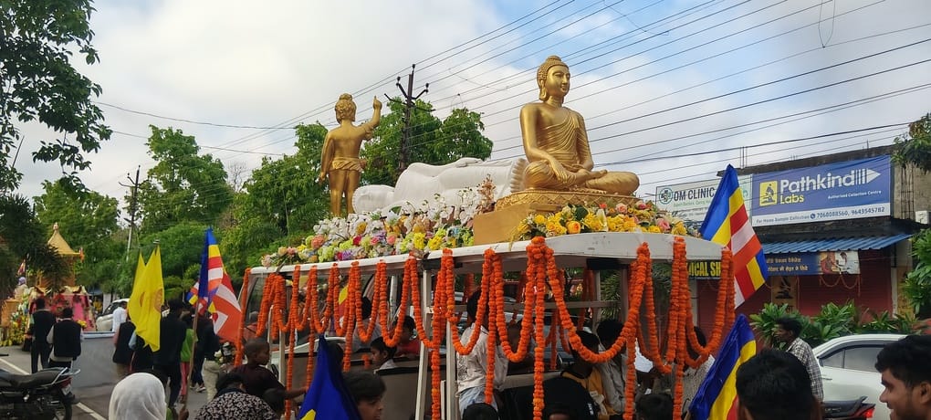 बुद्ध पूर्णिमा पर शोभा यात्रा निकालते बौद्ध भिक्षु और श्रद्धालु। संवाद
