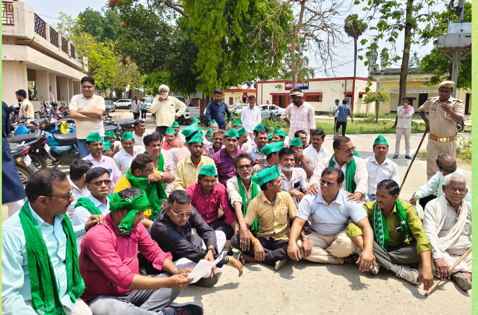 डीएम से शिकायत करने के लिए बिल्सी पहुंची महिलाएं। संवाद डीएम से शिकायत करने के लिए बिल्सी पहुंची महिलाएं। संवाद