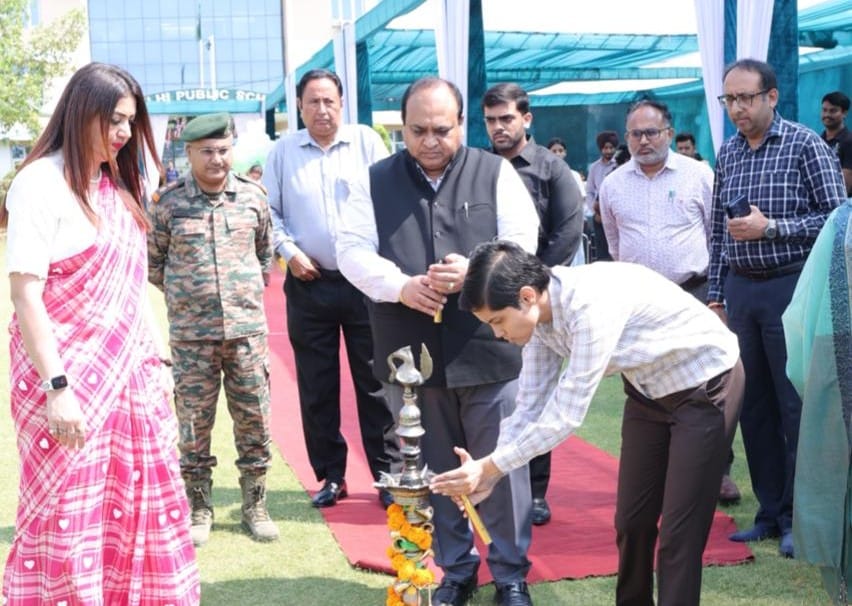 डीपीएस में आयोजित शूटिंग प्रतियोगिता में हिस्सा लेते खिलाड़ी। संवाद
