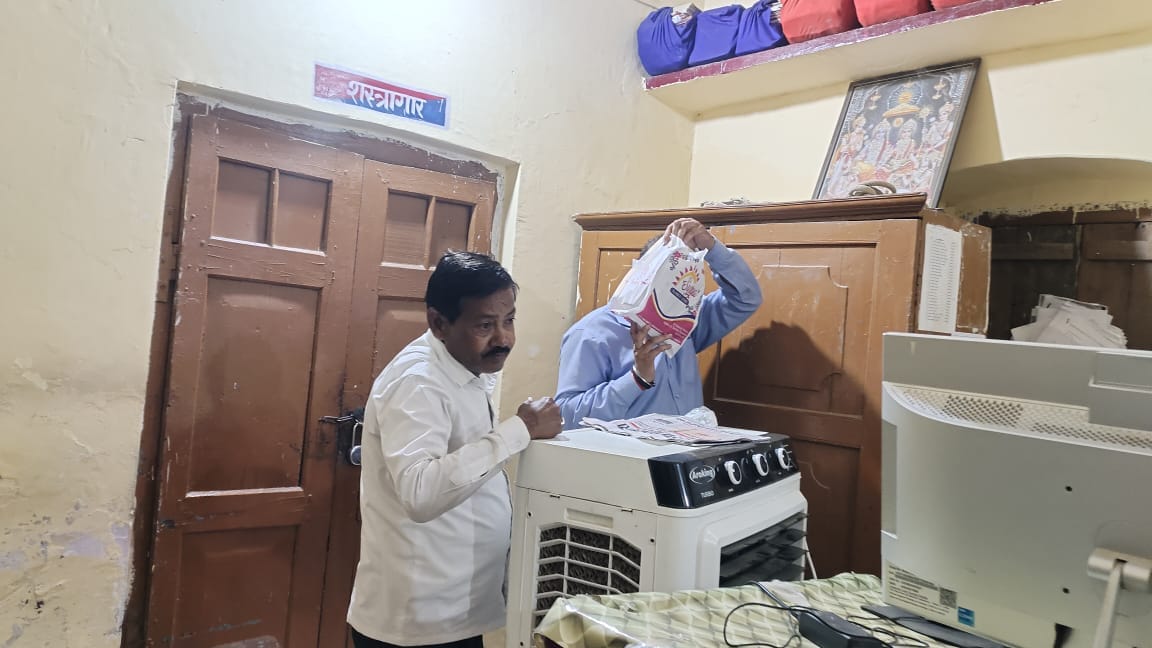 फोटो-10 फतेहगढ़ कोतवाली में पुलिस गिरफ्त में खड़ा भ्रष्टाचार का आरोपी ऋषभ सक्सेना उर्फ पवन सक्स
