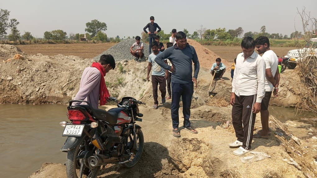 फोटो 11 रजबहा में फंसी ट्रैक्टर ट्राली। संवाद