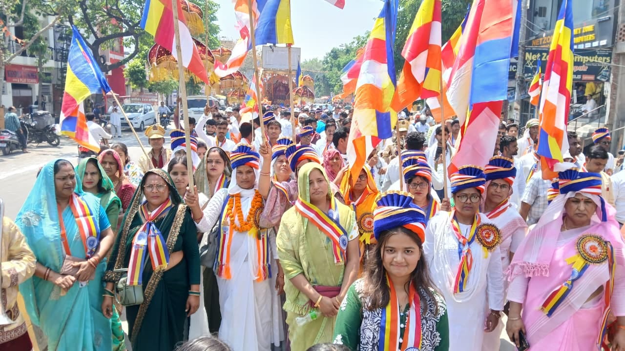 फोटो 25 शहर में भगवान बुद्ध की शोभायात्रा में रथ के आगे चलते लोग। संवाद