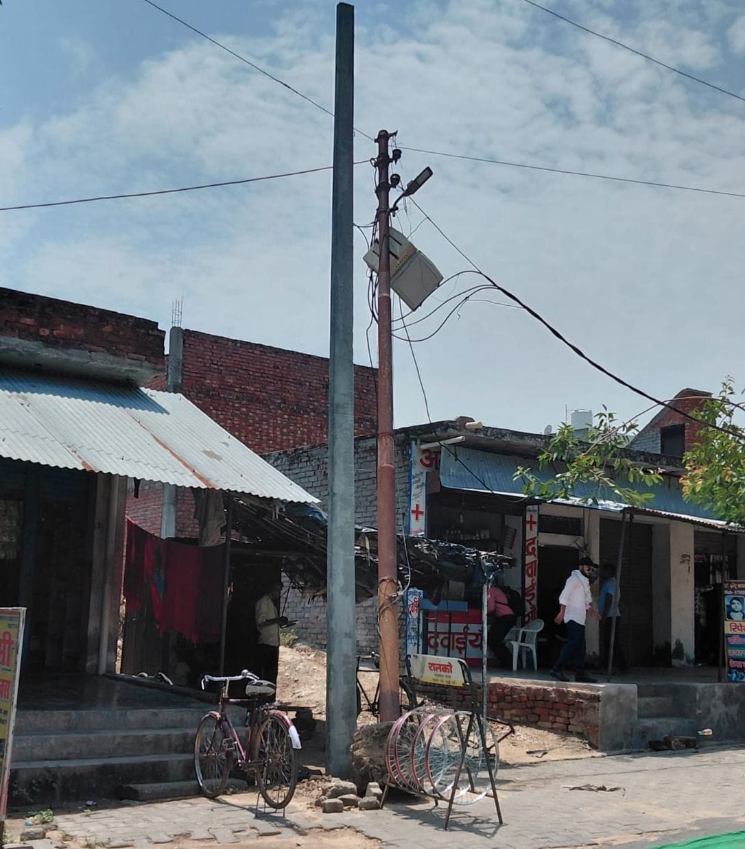 फोटो 28 कुरावली क्षेत्र के मनोना में आंधी से जमीन पर गिरा ट्रांसफार्मर। संवाद
