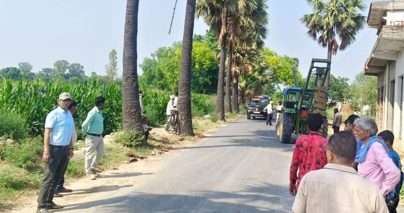 फोटो 28 कुरावली क्षेत्र के मनोना में आंधी से जमीन पर गिरा ट्रांसफार्मर। संवाद