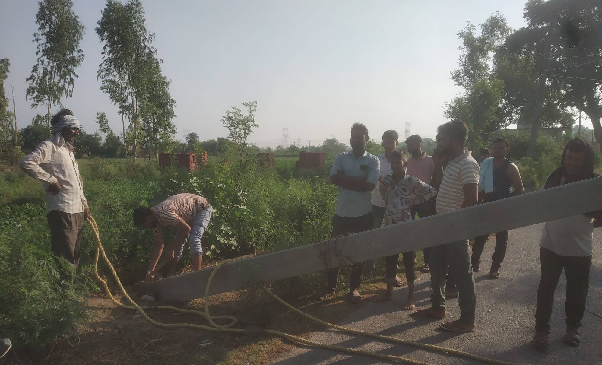 फोटो 28 कुरावली क्षेत्र के मनोना में आंधी से जमीन पर गिरा ट्रांसफार्मर। संवाद