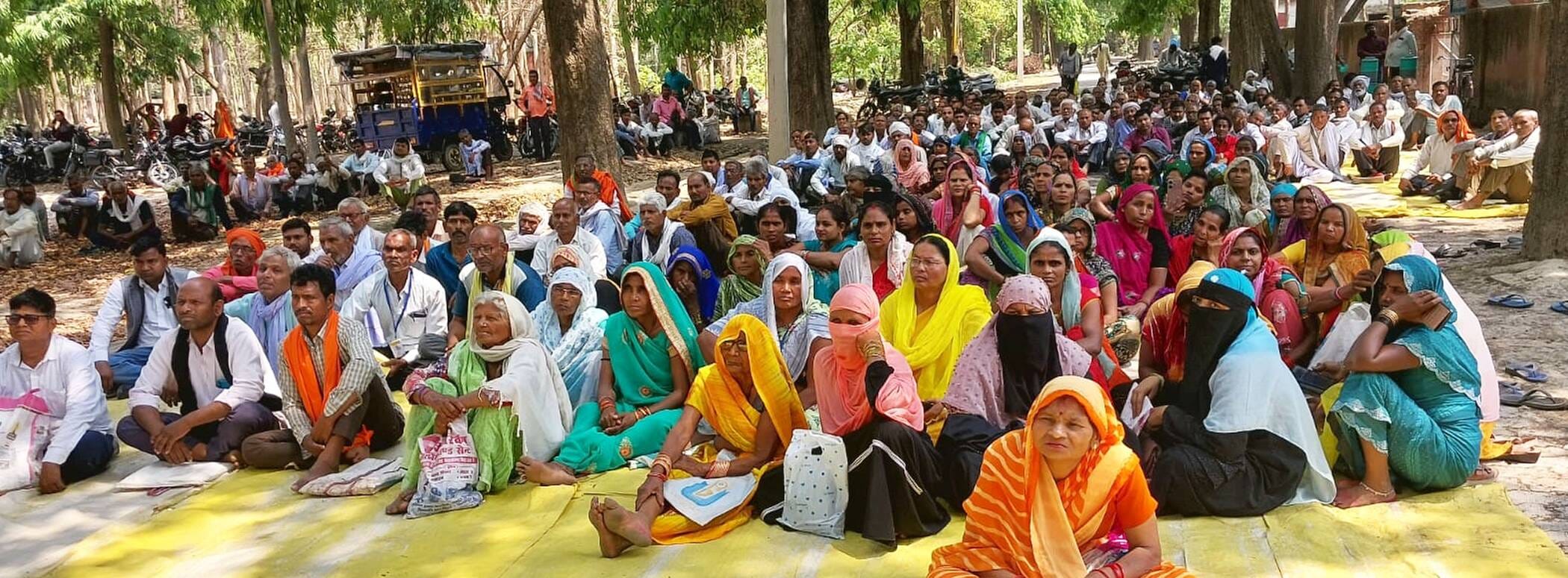 फोटो-30-नहर कालोनी में प्रदर्शन करते ठगी पीड़ित। संवाद फोटो-30-नहर कालोनी में प्रदर्शन करते ठगी पीड़ित। संवाद