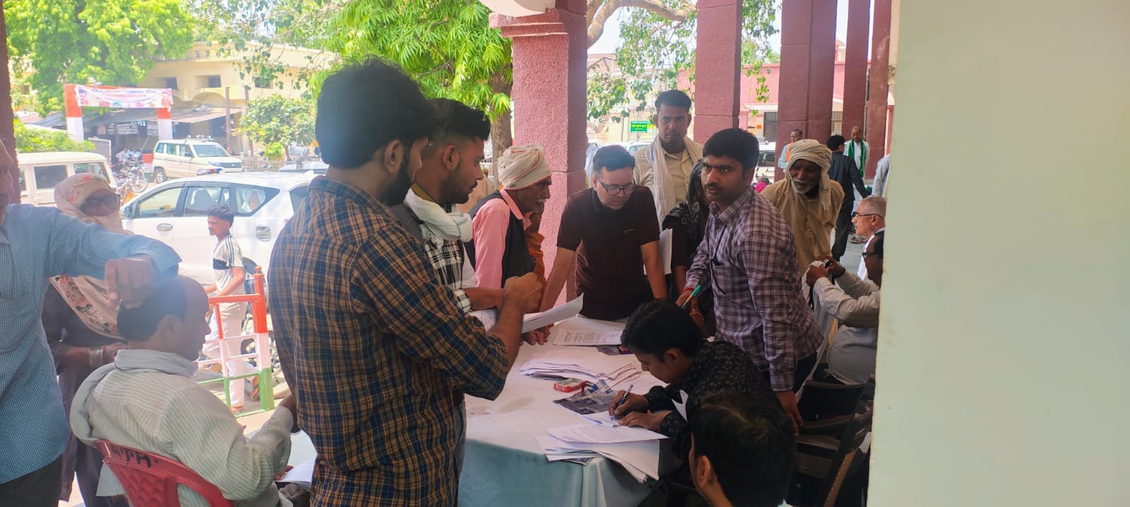 फोटो-30-सदर तहसील में शिकायतें सुनते डीएम बृजेश कुमार और एसपी अभिषेक भारती। संवाद फोटो-30-सदर तहसील में शिकायतें सुनते डीएम बृजेश कुमार और एसपी अभिषेक भारती। संवाद