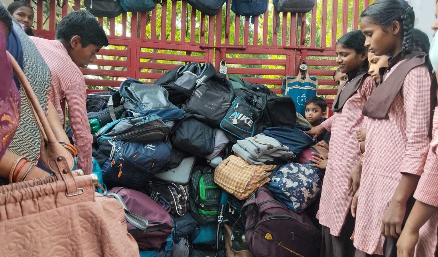 फोटो 31 कासगंज भिटौना में विद्यालय तालाबंदी प्रकेरण के बाद खंड शिक्षा अधिकारी शिक्षकों से फोटो 31 कासगंज भिटौना में विद्यालय तालाबंदी प्रकेरण के बाद खंड शिक्षा अधिकारी शिक्षकों से