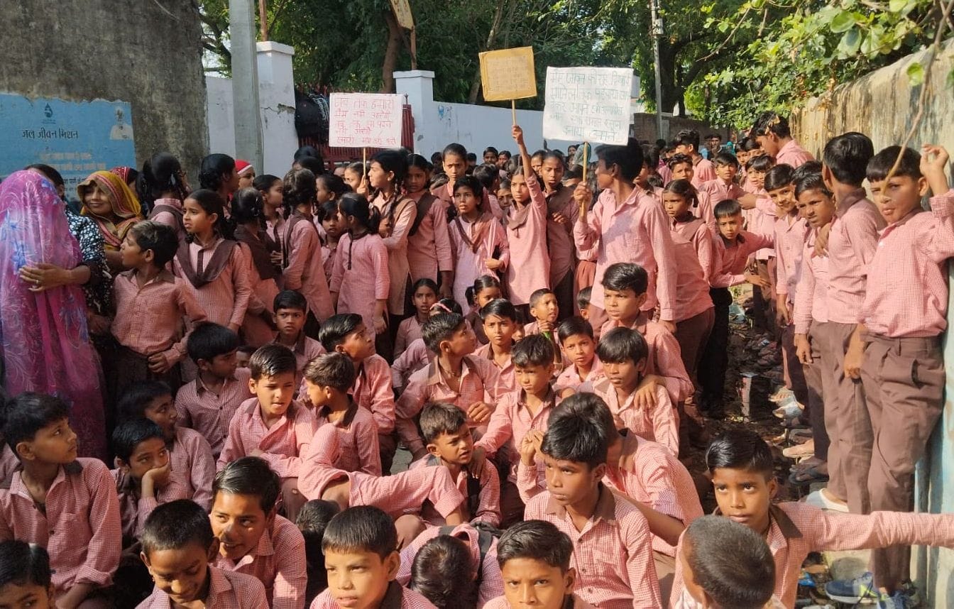 फोटो 31 कासगंज भिटौना में विद्यालय तालाबंदी प्रकेरण के बाद खंड शिक्षा अधिकारी शिक्षकों से फोटो 31 कासगंज भिटौना में विद्यालय तालाबंदी प्रकेरण के बाद खंड शिक्षा अधिकारी शिक्षकों से
