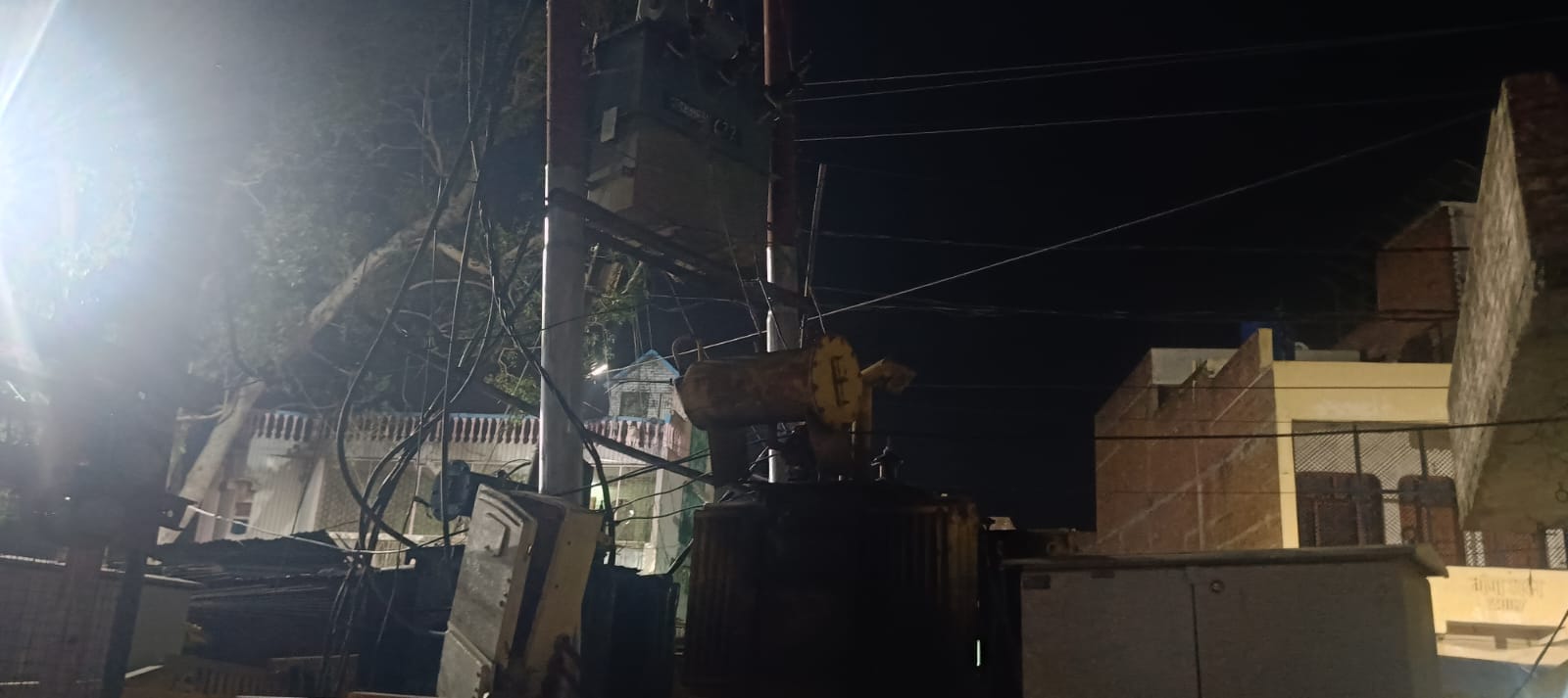 फोटो-46-बंथरा में टूटा पड़ा बिजली का खंभा। संवाद फोटो-46-बंथरा में टूटा पड़ा बिजली का खंभा। संवाद