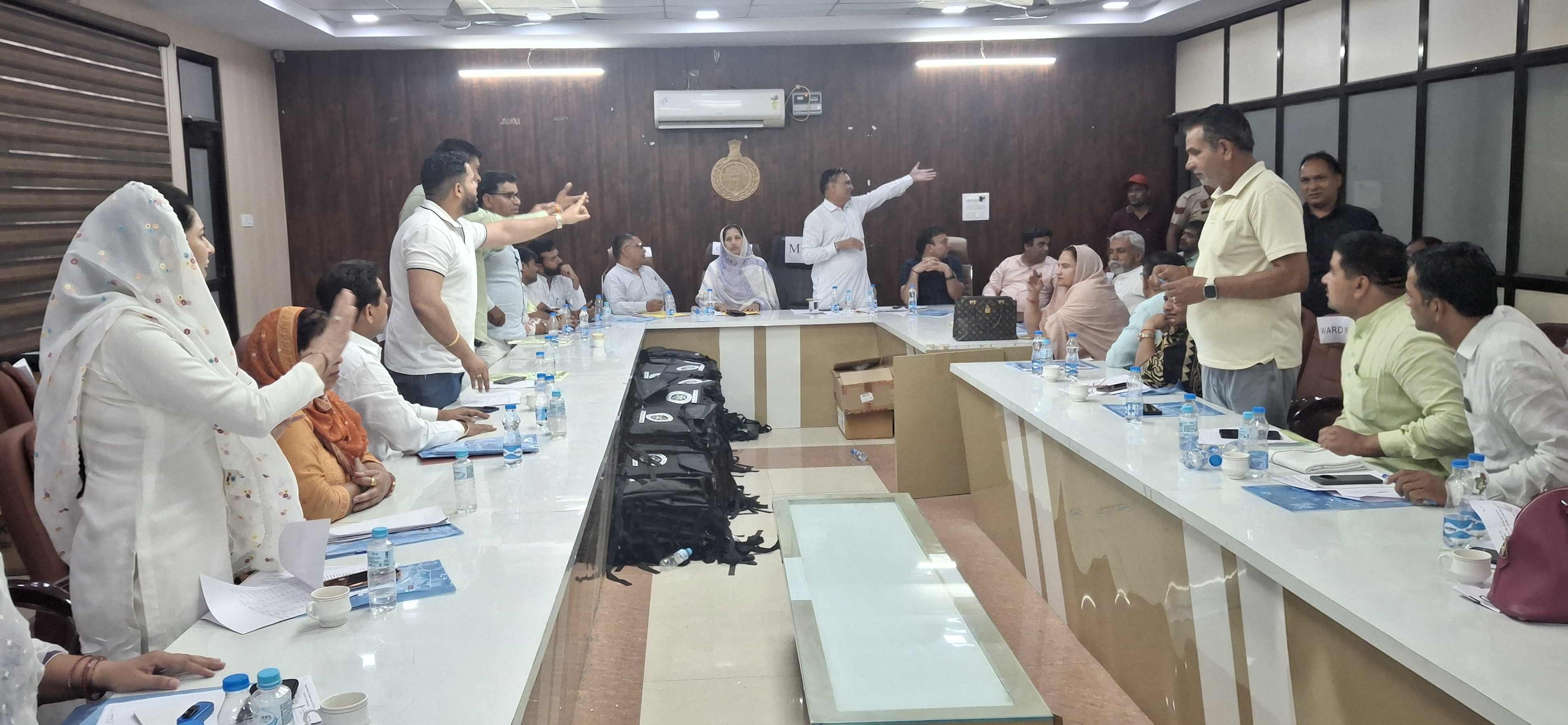 -फोटो 51 : पहली बार नगर परिषद बैठक में पहुंचे विधायक राजेश जून का बुक्का भेंट कर स्वागत करते नप