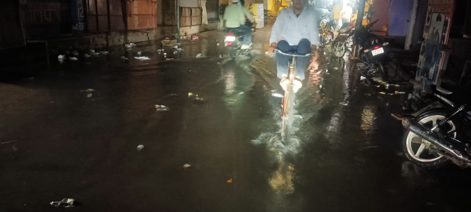 फोटो 7 तेज आंधी और बारिश की वजह से खेत में बिछी मक्का की फसल। संवाद