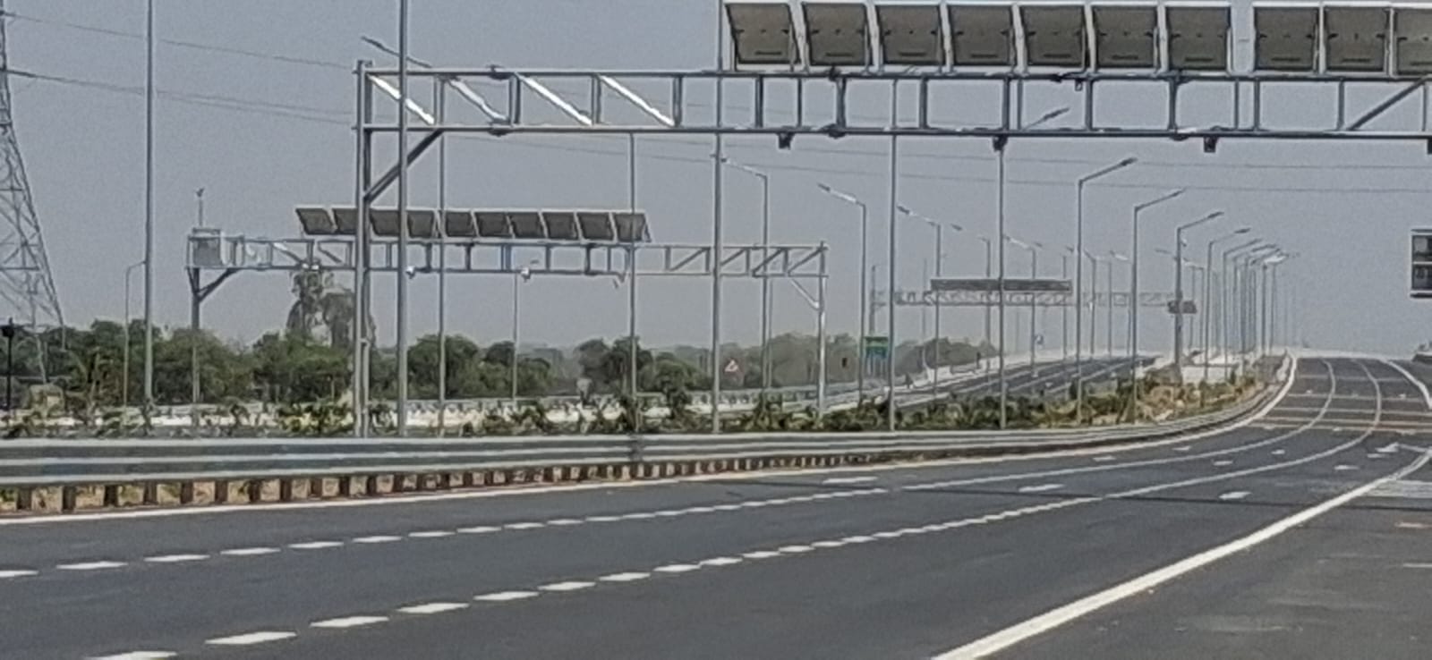 गंगा एक्सप्रेस-वे पर लगे हाईटेक कैमरे। संवाद गंगा एक्सप्रेस-वे पर लगे हाईटेक कैमरे। संवाद