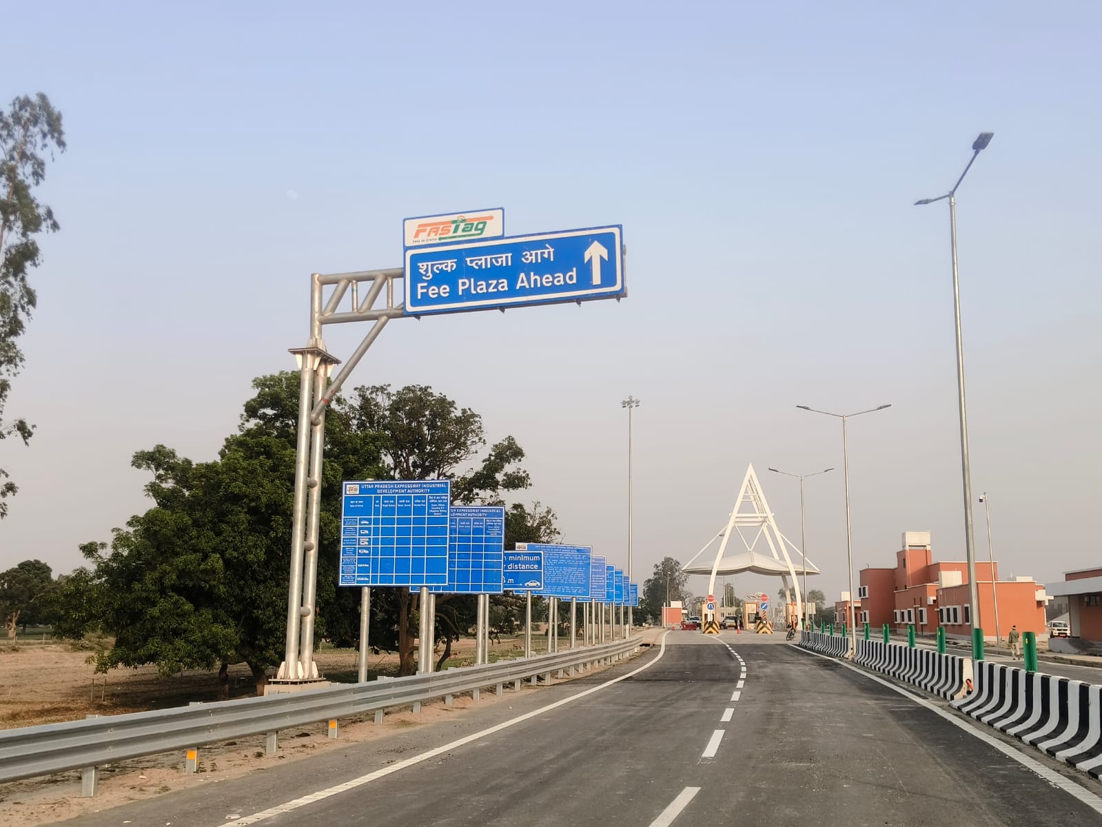 गंगा एक्सप्रेस-वे पर लगे हाईटेक कैमरे। संवाद गंगा एक्सप्रेस-वे पर लगे हाईटेक कैमरे। संवाद
