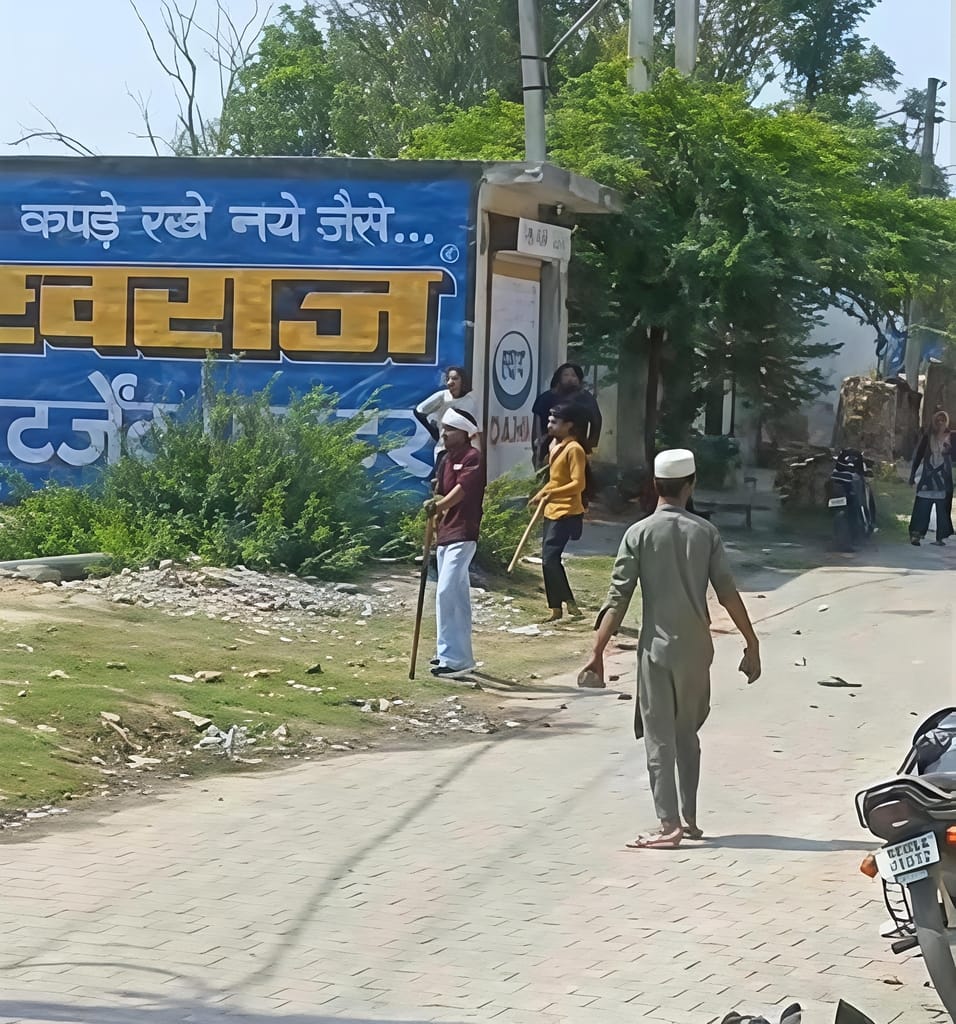 इंद्री में दो पक्षो में हुए पथराव में पथर मारता युवक। संवाद इंद्री में दो पक्षो में हुए पथराव में पथर मारता युवक। संवाद