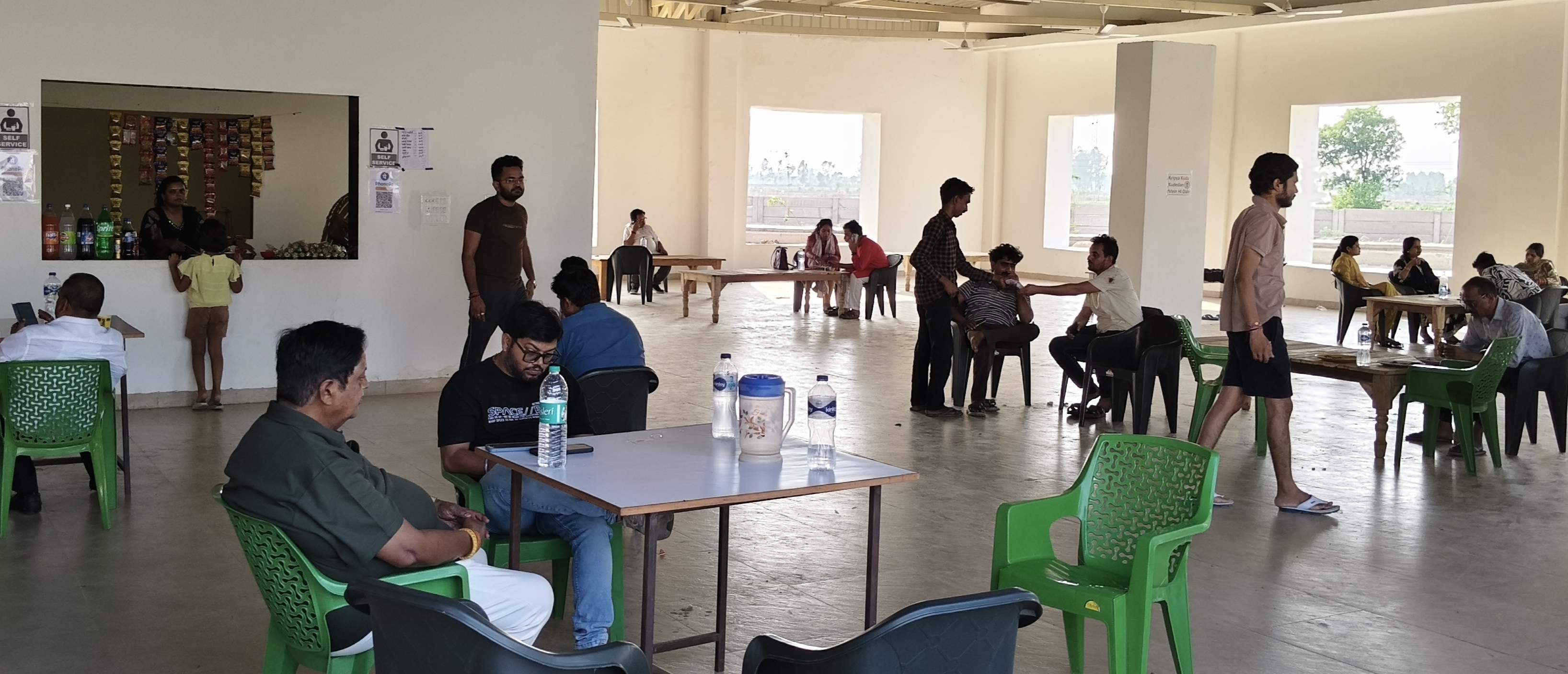 जलालाबाद में गंगा एक्सप्रेस-वे स्थित टोल प्लाजा से गुजरते भारी वाहन। संवाद जलालाबाद में गंगा एक्सप्रेस-वे स्थित टोल प्लाजा से गुजरते भारी वाहन। संवाद