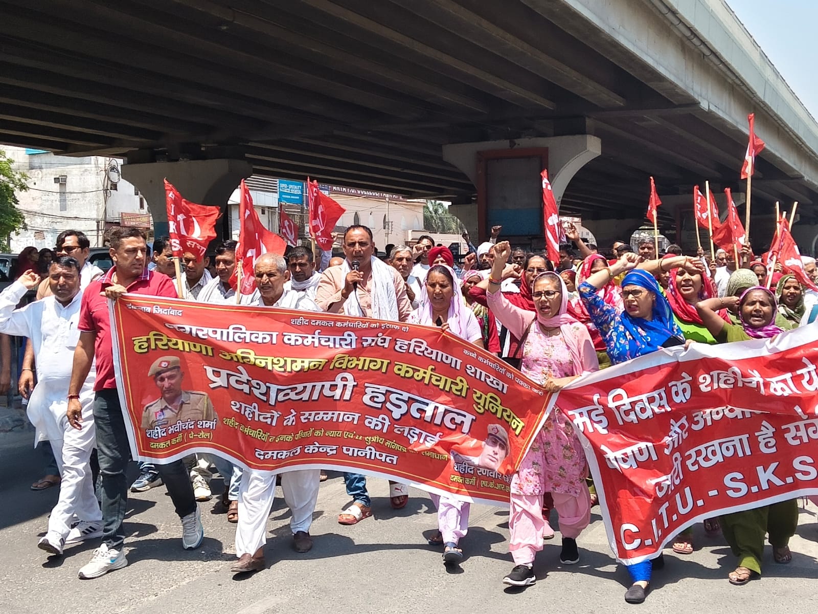 जीटी रोड पर एलिवेटेड हाईवे के नीचे हड़ताल पर बैठे कर्मचारी। संवाद