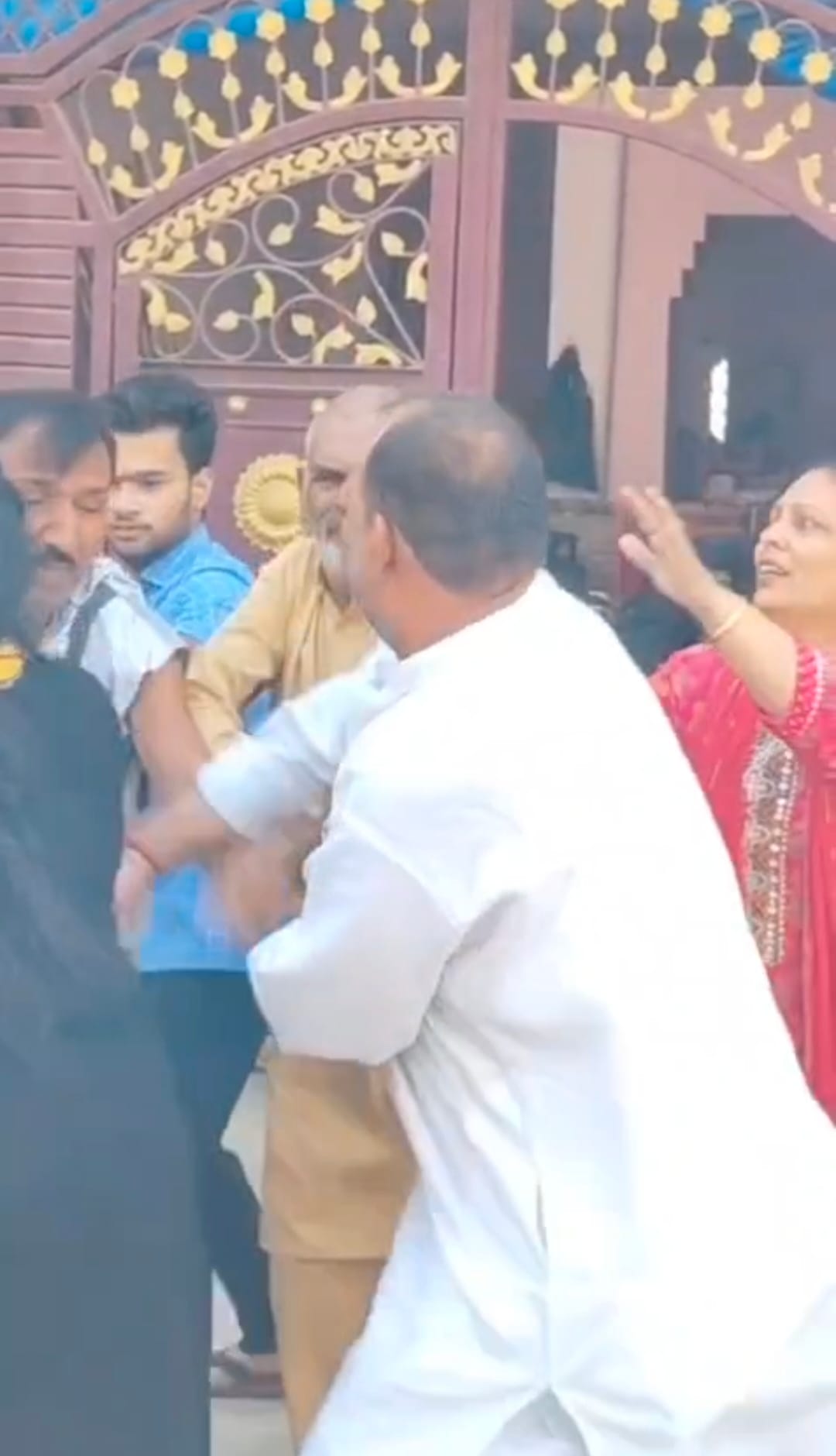ककरौली में घटनास्थल पर मौजूद पुलिस व भीड़। संवाद