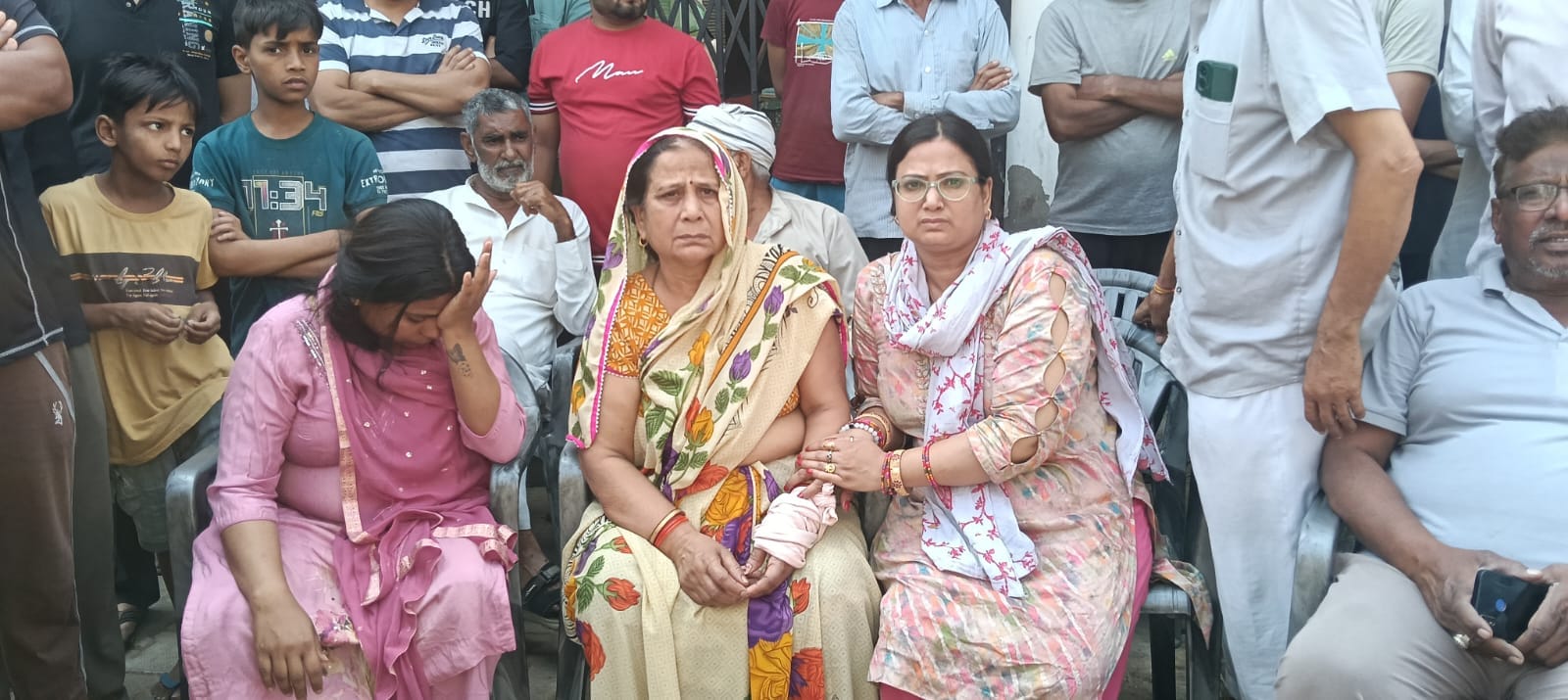 ककरौली में घटनास्थल पर मौजूद पुलिस व भीड़। संवाद