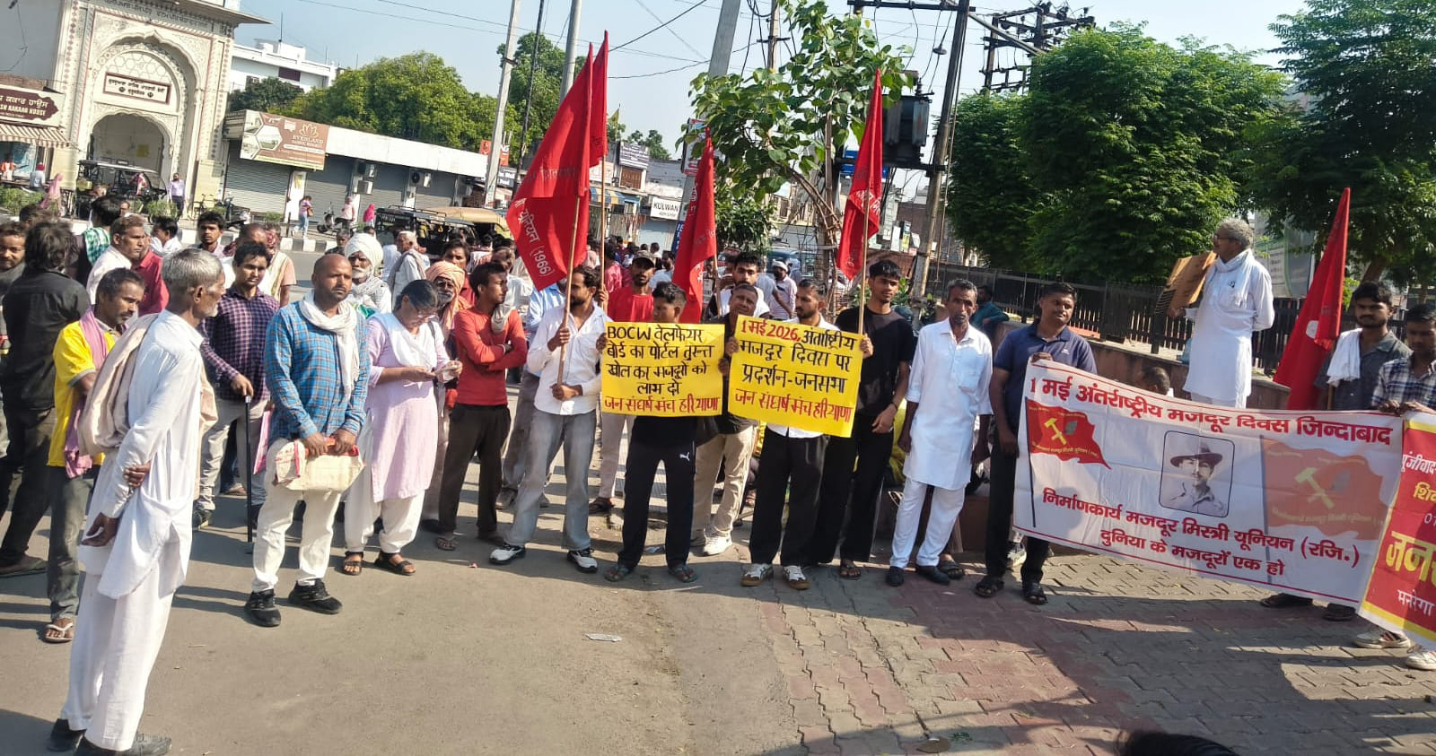 कुरुक्षेत्र। लेबर चौक पर मजदूगों समर्थन में रोष प्रदर्शन करते विभिन्न संगठनों के कार्यकर्ता। स कुरुक्षेत्र। लेबर चौक पर मजदूगों समर्थन में रोष प्रदर्शन करते विभिन्न संगठनों के कार्यकर्ता। स
