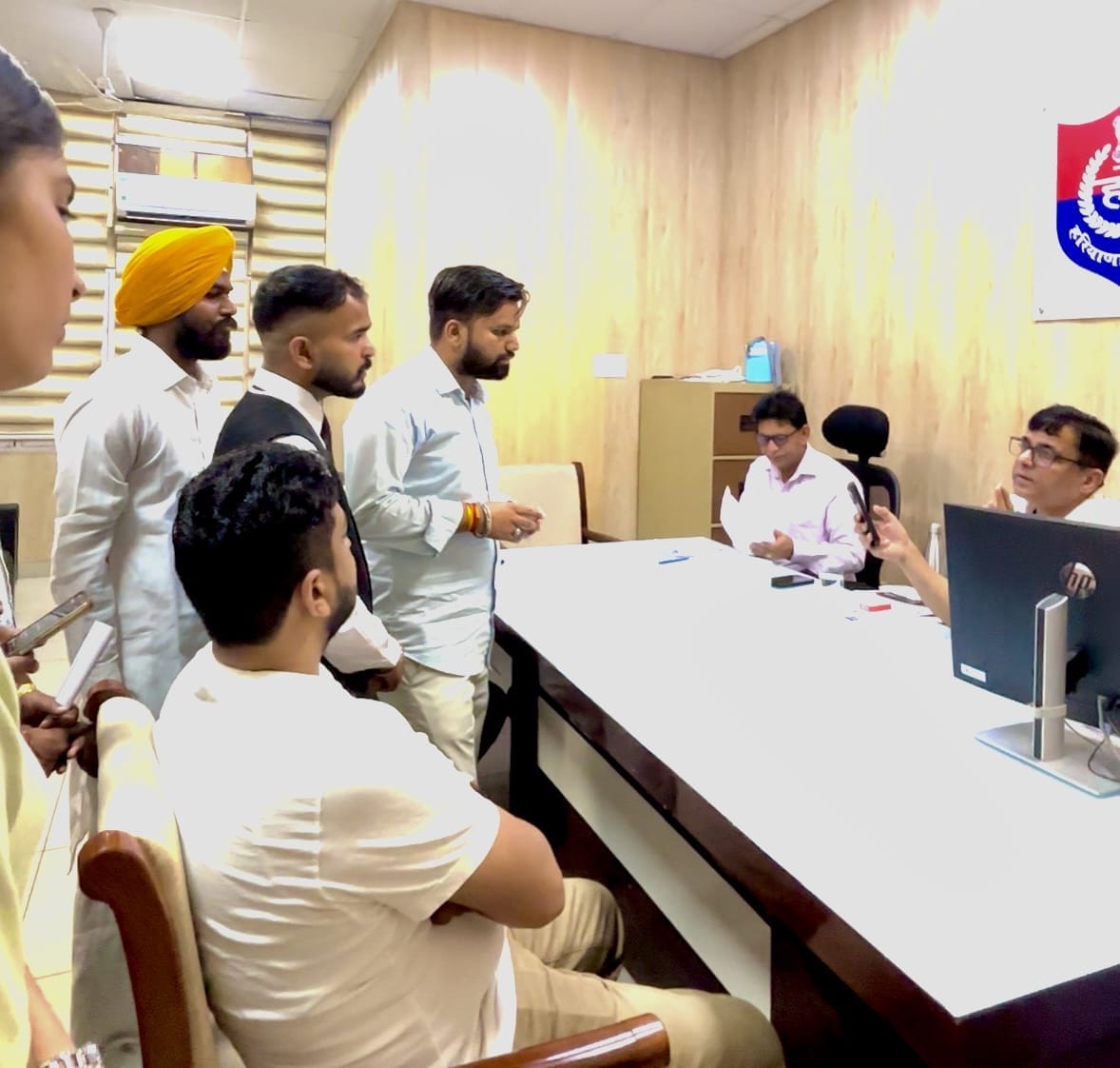 कुरुक्षेत्र। प्राइवेट बस संचालको की मनमानी के खिलाफ आरटीओ अधिकारियों से चर्चा करते छात्र। स्व कुरुक्षेत्र। प्राइवेट बस संचालको की मनमानी के खिलाफ आरटीओ अधिकारियों से चर्चा करते छात्र। स्व