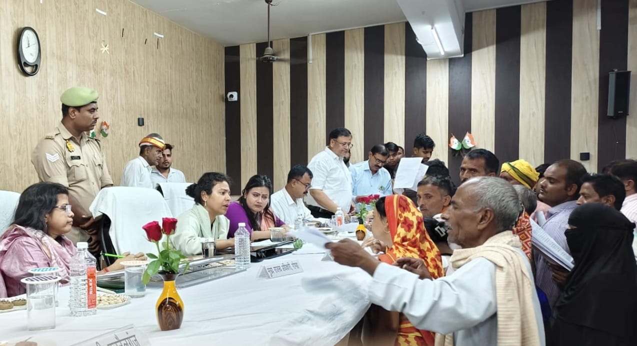 करनैलगंज तहसील में सुनवाई करतीं कमिश्नर दुर्गा शक्ति नागपाल व सदर तहसील में सुनवाई करतीं डीएम 