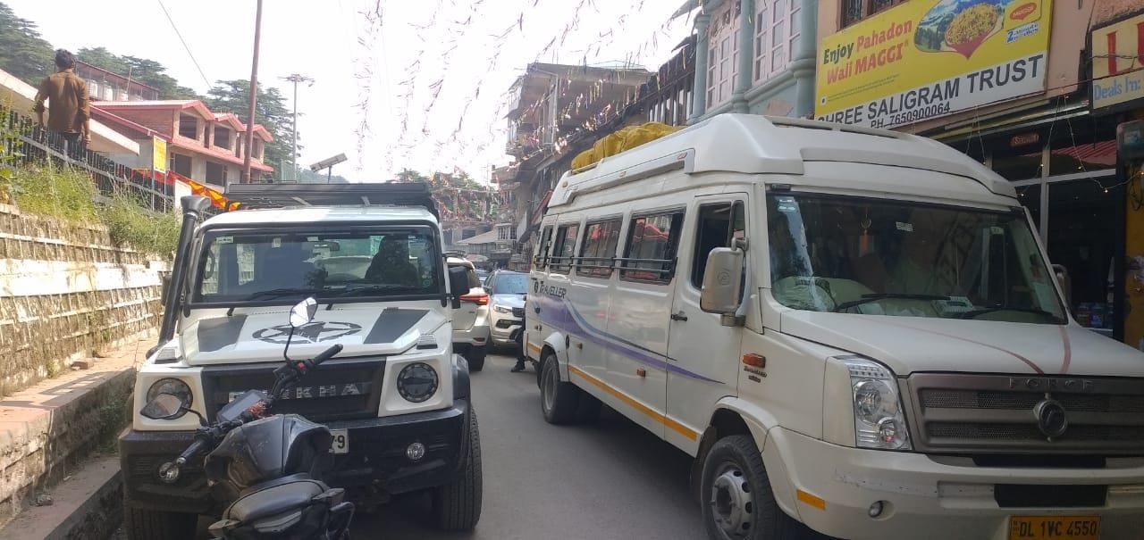 कसौली में वीकेंड पर बाहरी राज्यों से आए वाहनों की लंबी कतारें। संवाद