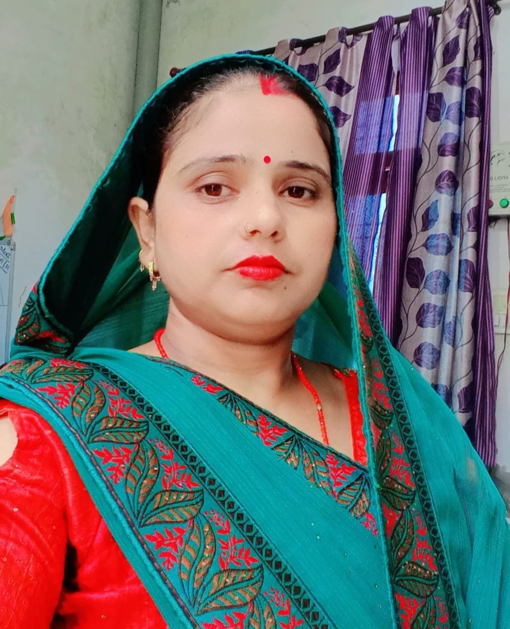 खुडवारा गांव में टूटी पड़ी सड़क। संवाद