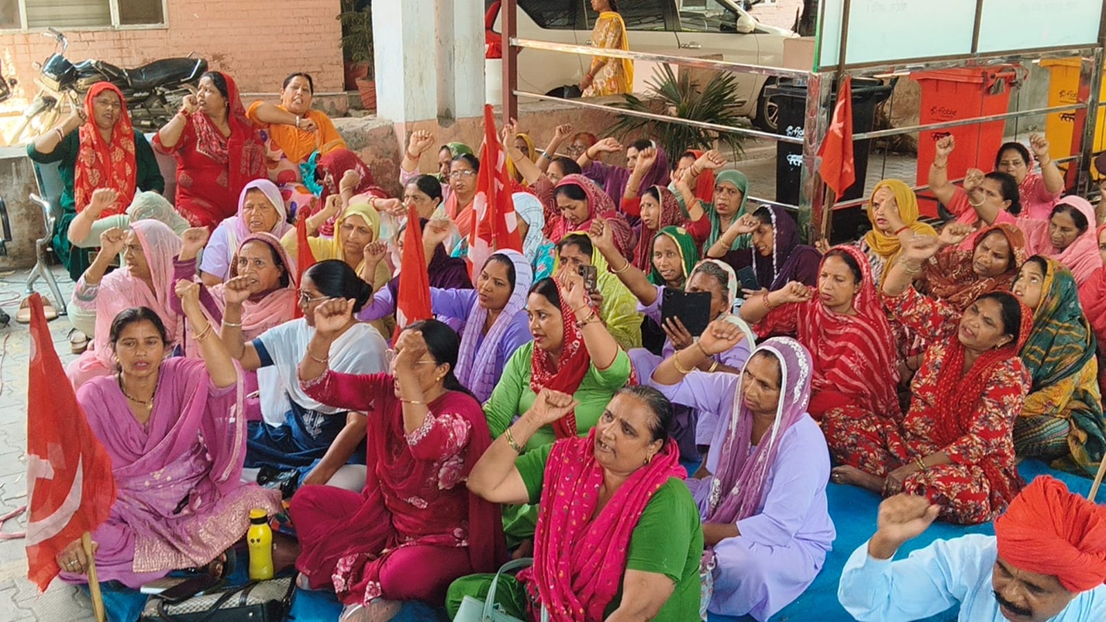 मांगों के समर्थन में नारेबाजी करते विभिन्न संगठनों के सदस्य। संवाद