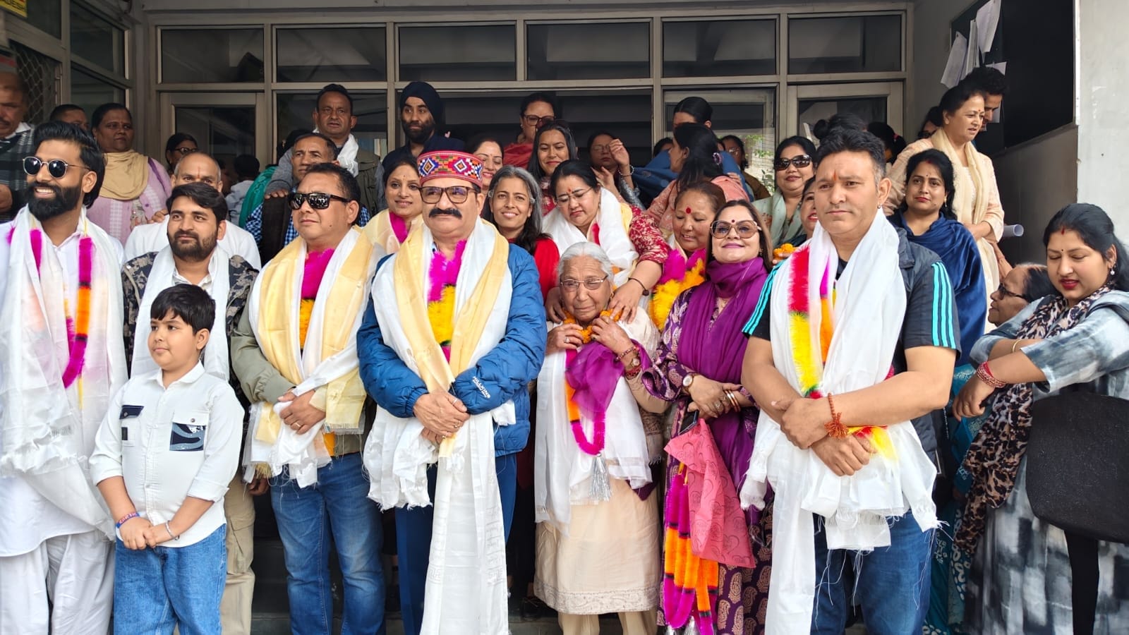 मनाली में नगर परिषद के लिए नामांकन पत्र भरने के लिए जाते कांग्रेस के उम्मीदवार और कार्यकर्ता।-स