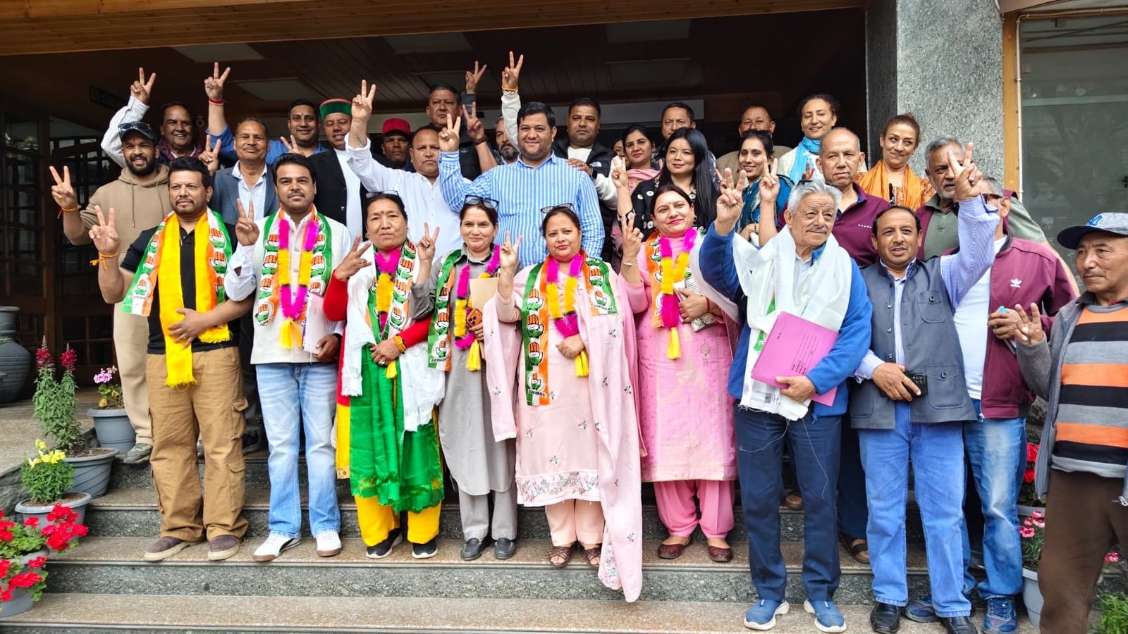 मनाली में नगर परिषद के लिए नामांकन पत्र भरने के लिए जाते कांग्रेस के उम्मीदवार और कार्यकर्ता।-स