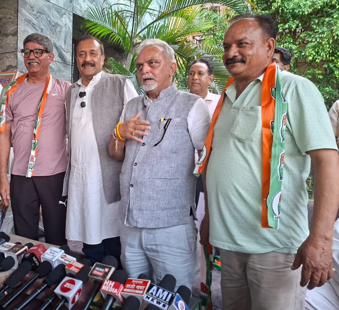 नूरपुर नगर परिषद चुनाव के लिए कांग्रेस के समर्थित उम्मीदवार पूर्व विधायक अजय महाजन के साथ नूरपुर नगर परिषद चुनाव के लिए कांग्रेस के समर्थित उम्मीदवार पूर्व विधायक अजय महाजन के साथ