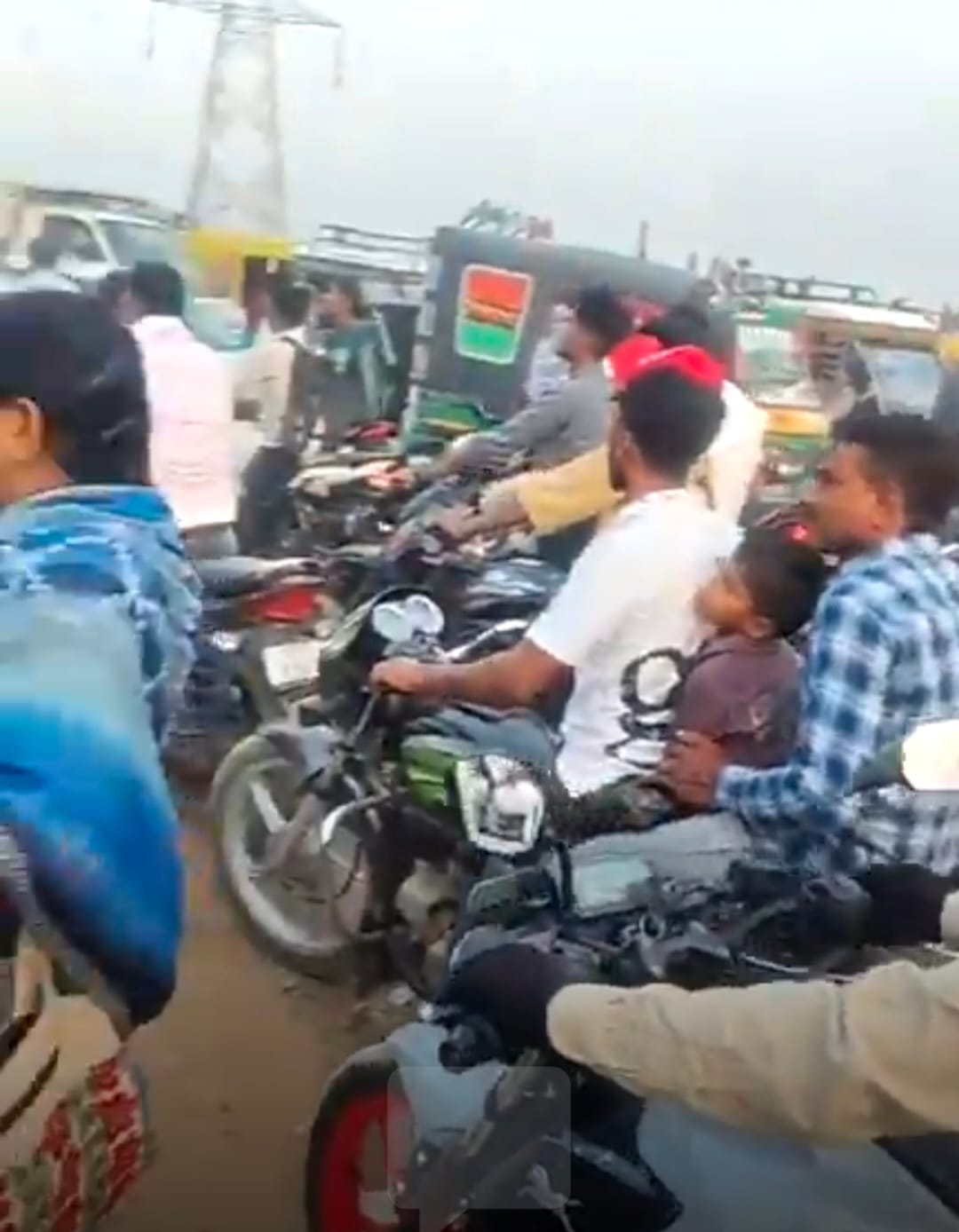 पश्चिम शरीरा बाजार बाजार में लगे जाम में खड़े बाइक सवार पश्चिम शरीरा बाजार बाजार में लगे जाम में खड़े बाइक सवार