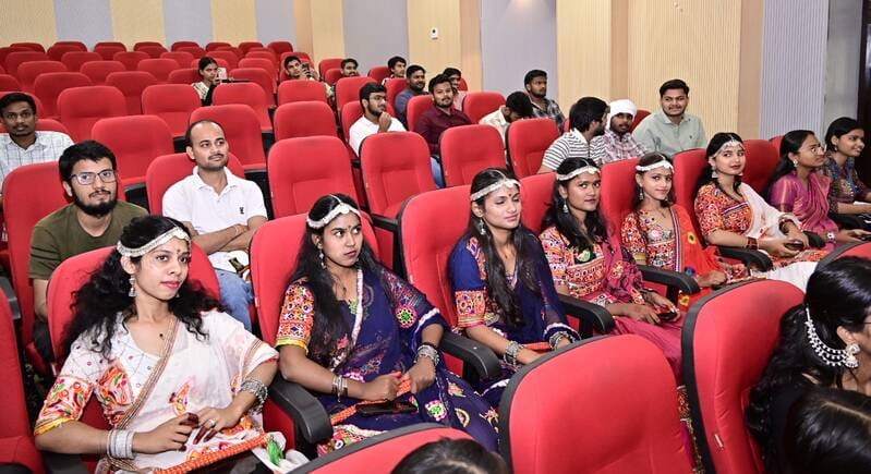 प्रस्तुति देती छात्राएं। प्रस्तुति देती छात्राएं।