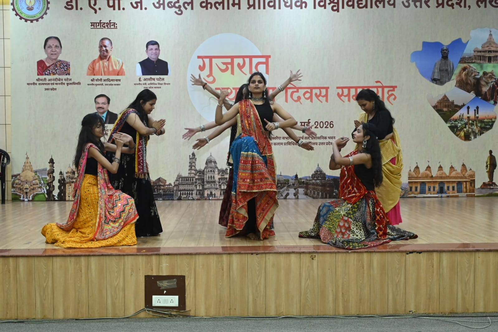 प्रस्तुति देतीं छात्राएं। प्रस्तुति देतीं छात्राएं।