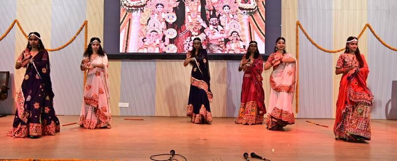 प्रस्तुति देती छात्राएं। प्रस्तुति देती छात्राएं।