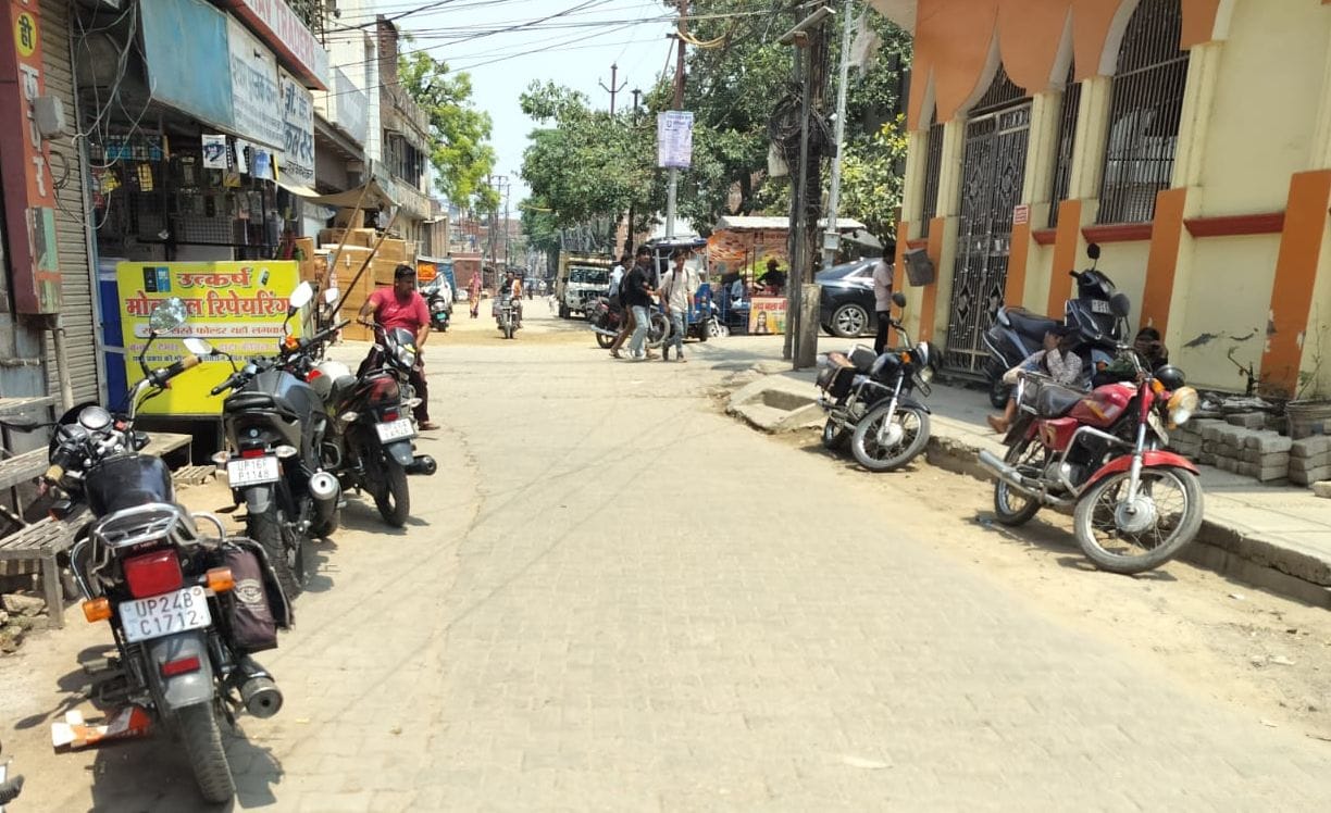 परशुराम चौक पर रोड पर वाहनों का अतिक्रमण। संवाद