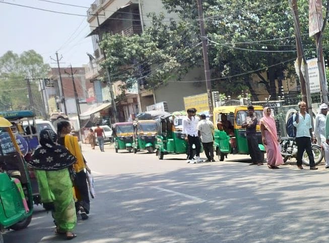 परशुराम चौक पर रोड पर वाहनों का अतिक्रमण। संवाद