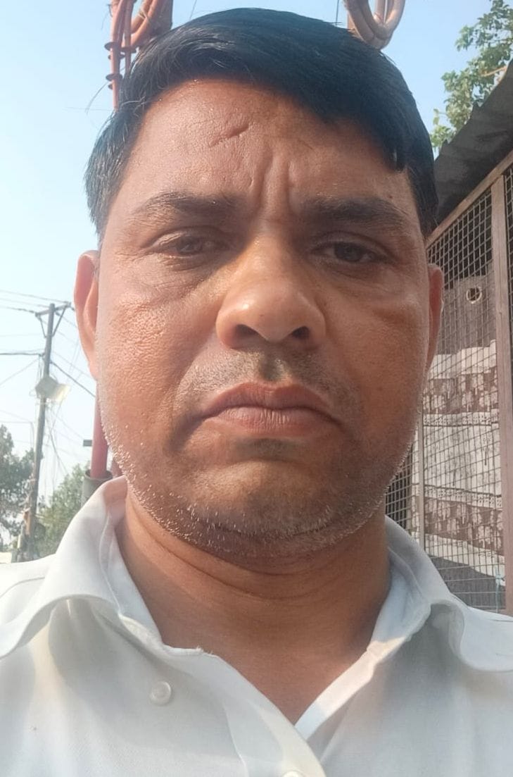 परशुराम चौक पर रोड पर वाहनों का अतिक्रमण। संवाद