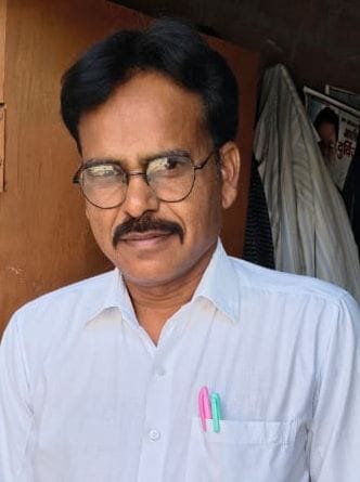 परशुराम चौक पर रोड पर वाहनों का अतिक्रमण। संवाद