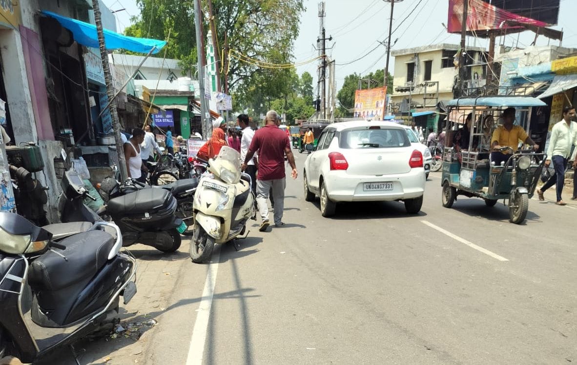 परशुराम चौक पर रोड पर वाहनों का अतिक्रमण। संवाद