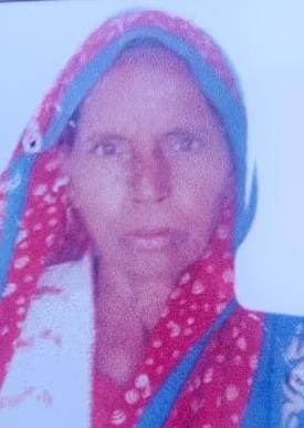 सहसवान में भैंस के हमले में वृद्वा की मौत के बाद शोकाकुल परिजन। स्रोत- ग्रामीण