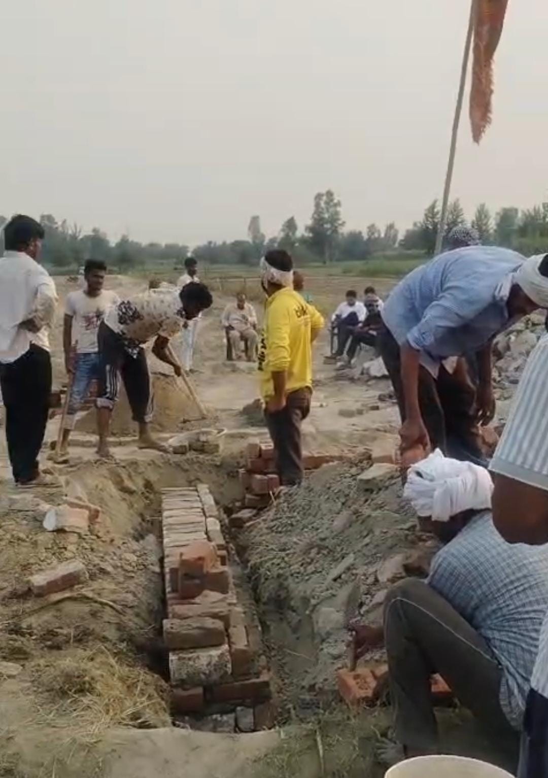 सरधना। गांव पाली में धार्मिकस्थल हटाने को लेकर हुए विवाद पर ग्रामीणों को समझाते एसडीएम व सीओ। स सरधना। गांव पाली में धार्मिकस्थल हटाने को लेकर हुए विवाद पर ग्रामीणों को समझाते एसडीएम व सीओ। स