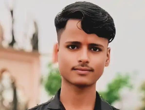 सड़क हादसे में क्षतिग्रस्त कार। स्रोत : ग्रामीण