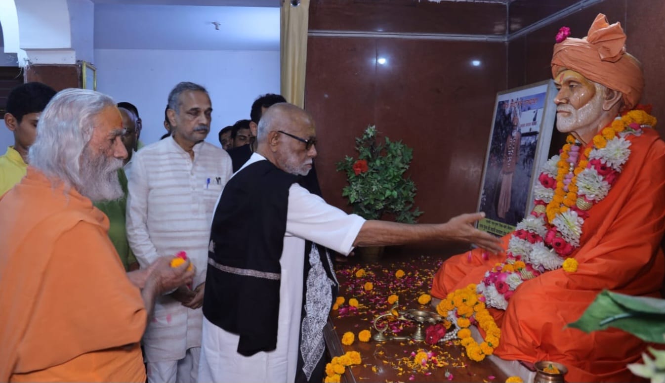 शुकतीर्थ शुकदेव आश्रम में राम कथा के लिए महाराज जी के लिए बनाई पवित्र गद्दी। । संवाद