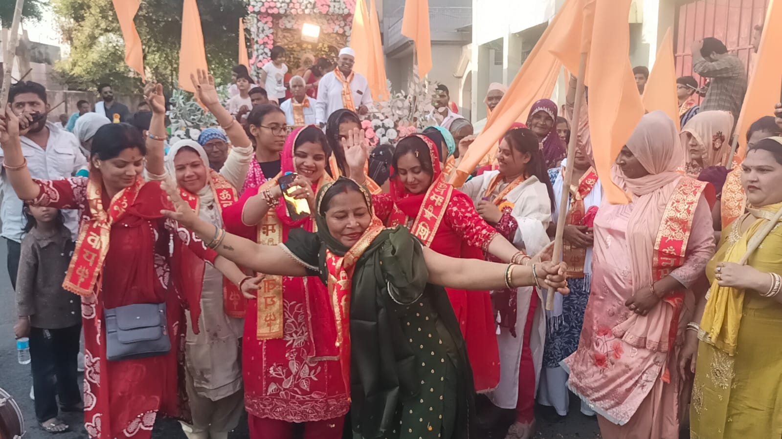 शामली में गुरु गोरखनाथ के प्रकट उत्सव पर शोभायात्रा में सजी भोले शंकर की झांकी । संवाद शामली में गुरु गोरखनाथ के प्रकट उत्सव पर शोभायात्रा में सजी भोले शंकर की झांकी । संवाद