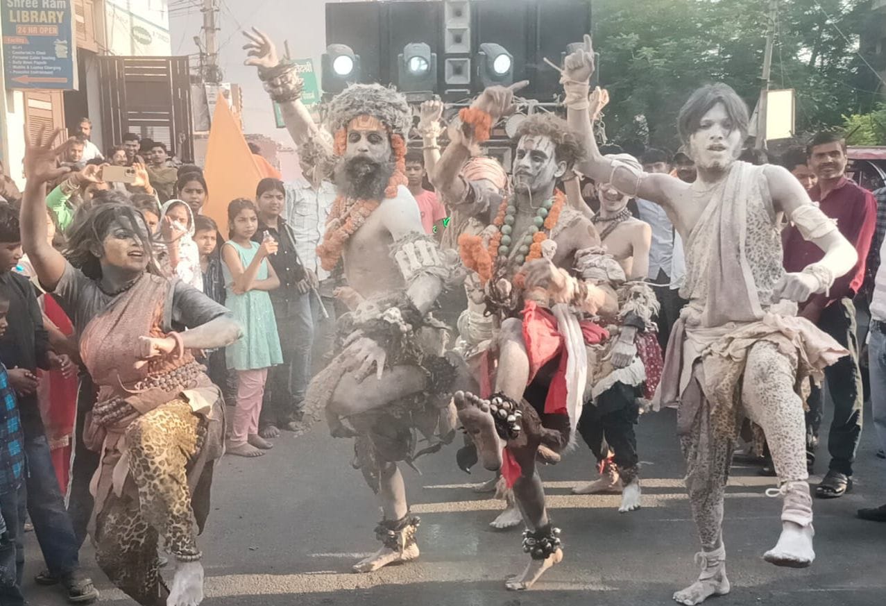 शामली में गुरु गोरखनाथ के प्रकट उत्सव पर शोभायात्रा में सजी भोले शंकर की झांकी । संवाद शामली में गुरु गोरखनाथ के प्रकट उत्सव पर शोभायात्रा में सजी भोले शंकर की झांकी । संवाद